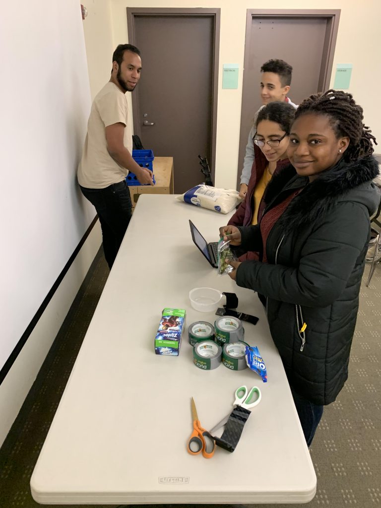 (from L) Didier Martinez, Owen Herlihy, Rosalinda Hernandez & Deborah Adekunle. Measuring and weighing materials.